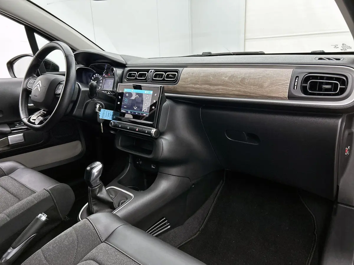Shine 83pk | Navigatie | Achteruitrijcamera | Climate Control | Cruise Control | Parkeersensoren | Bluetooth | Apple Carplay / Android Auto | Elektrisch inklapbare spiegels | Afwijkende dakk