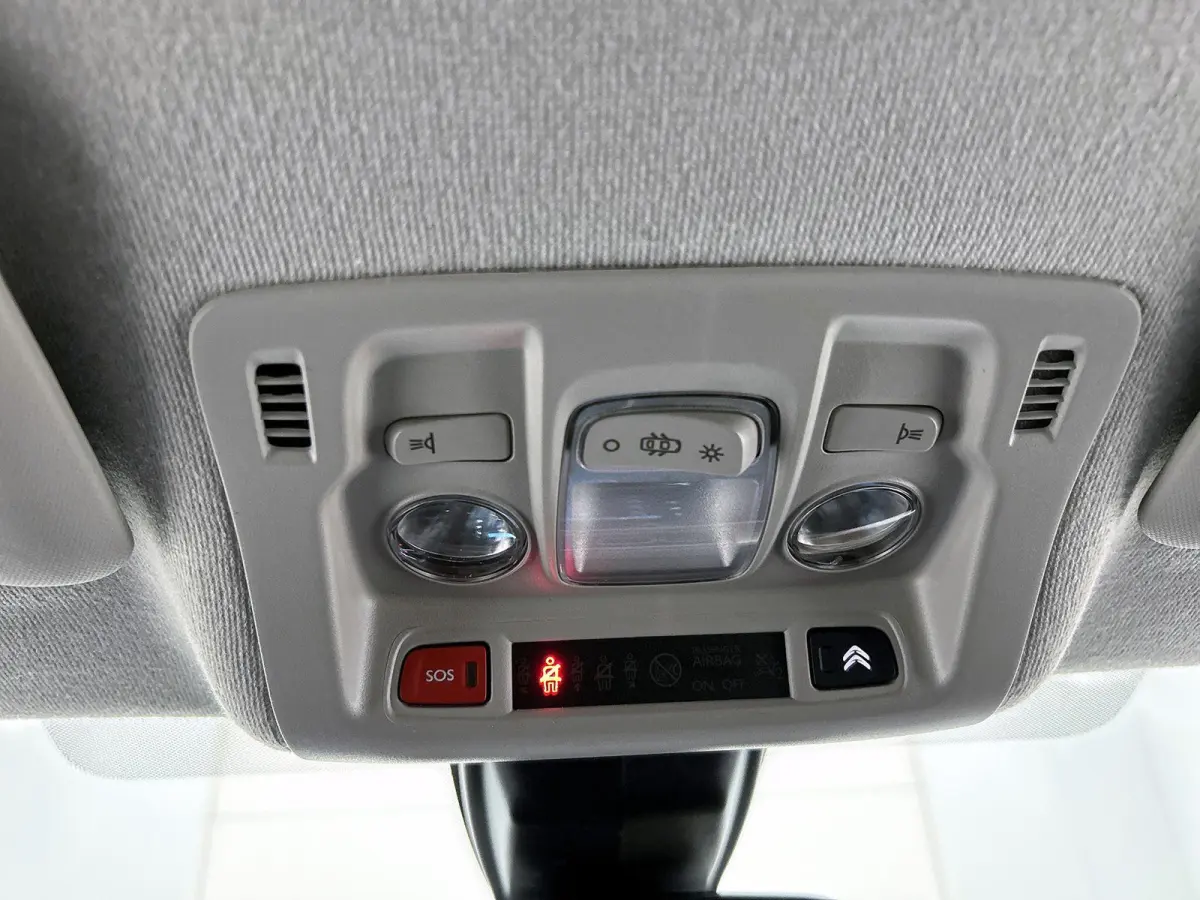 Shine 83pk | Navigatie | Achteruitrijcamera | Climate Control | Cruise Control | Parkeersensoren | Bluetooth | Apple Carplay / Android Auto | Elektrisch inklapbare spiegels | Afwijkende dakk