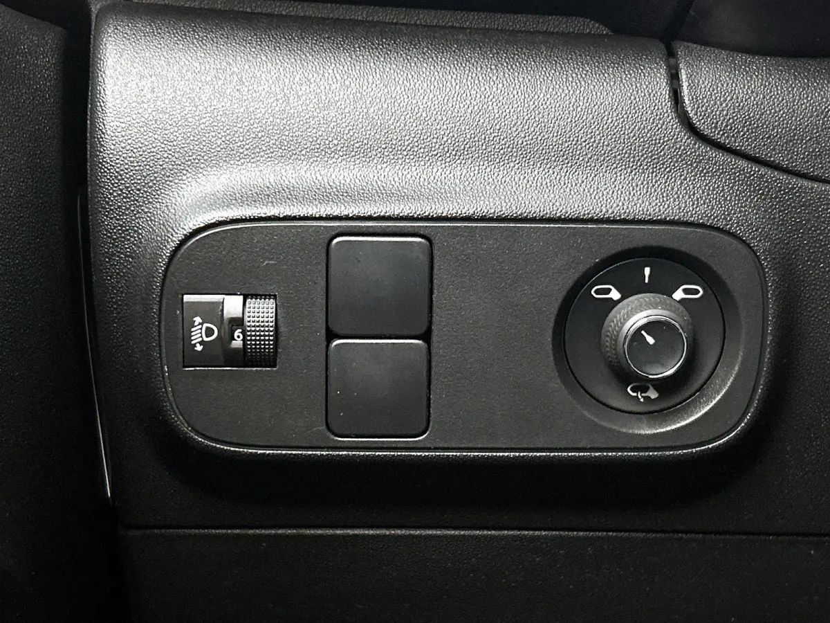 Shine 83pk | Navigatie | Achteruitrijcamera | Climate Control | Cruise Control | Parkeersensoren | Bluetooth | Apple Carplay / Android Auto | Elektrisch inklapbare spiegels | Afwijkende dakk