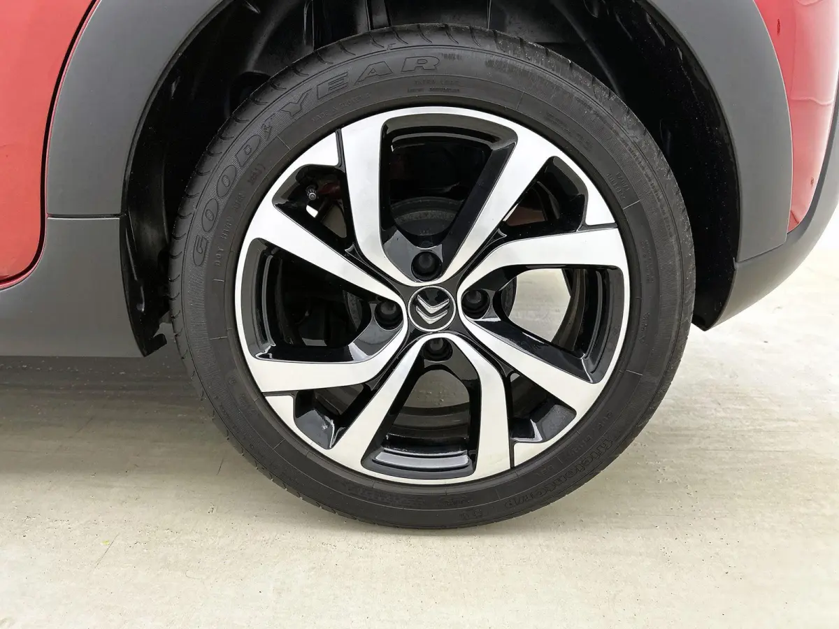 Shine 83pk | Navigatie | Achteruitrijcamera | Climate Control | Cruise Control | Parkeersensoren | Bluetooth | Apple Carplay / Android Auto | Elektrisch inklapbare spiegels | Afwijkende dakk
