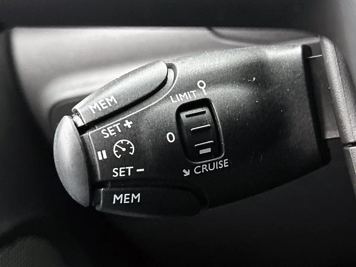 Shine 83pk | Navigatie | Achteruitrijcamera | Climate Control | Cruise Control | Parkeersensoren | Bluetooth | Apple Carplay / Android Auto | Elektrisch inklapbare spiegels | Afwijkende dakk