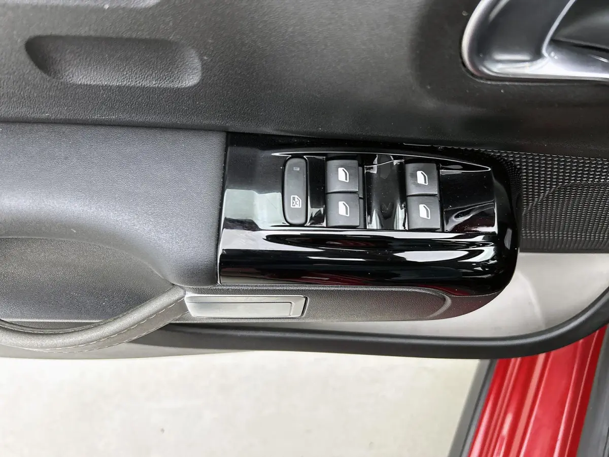 Shine 83pk | Navigatie | Achteruitrijcamera | Climate Control | Cruise Control | Parkeersensoren | Bluetooth | Apple Carplay / Android Auto | Elektrisch inklapbare spiegels | Afwijkende dakk