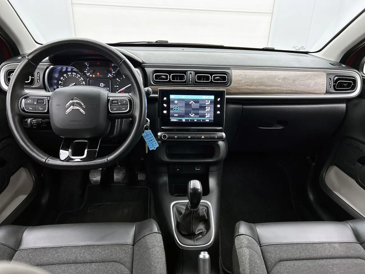 Shine 83pk | Navigatie | Achteruitrijcamera | Climate Control | Cruise Control | Parkeersensoren | Bluetooth | Apple Carplay / Android Auto | Elektrisch inklapbare spiegels | Afwijkende dakk