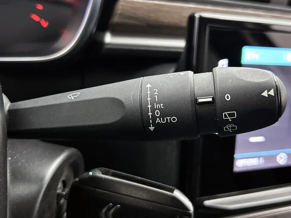 Shine 83pk | Navigatie | Achteruitrijcamera | Climate Control | Cruise Control | Parkeersensoren | Bluetooth | Apple Carplay / Android Auto | Elektrisch inklapbare spiegels | Afwijkende dakk