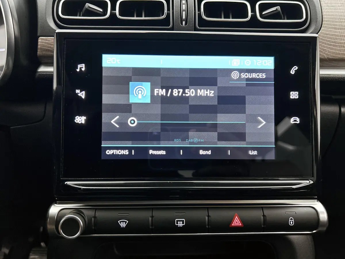 Shine 83pk | Navigatie | Achteruitrijcamera | Climate Control | Cruise Control | Parkeersensoren | Bluetooth | Apple Carplay / Android Auto | Elektrisch inklapbare spiegels | Afwijkende dakk