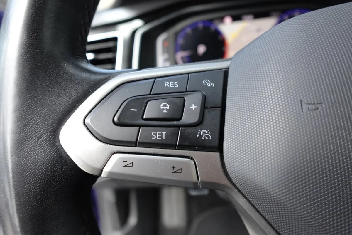 1.0 TSI R-Line Business KEYLESS CARPLAY CAM