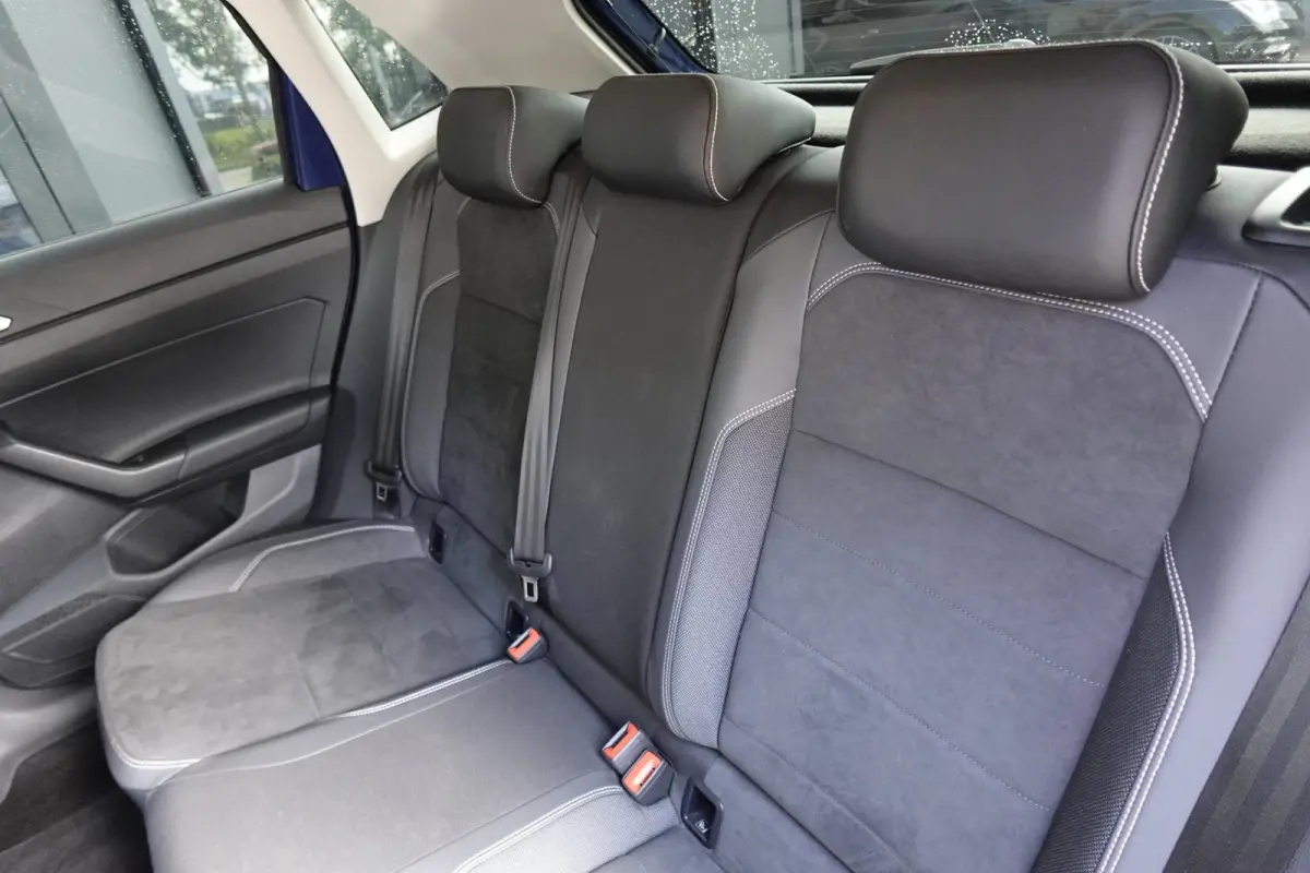 1.0 TSI R-Line Business KEYLESS CARPLAY CAM