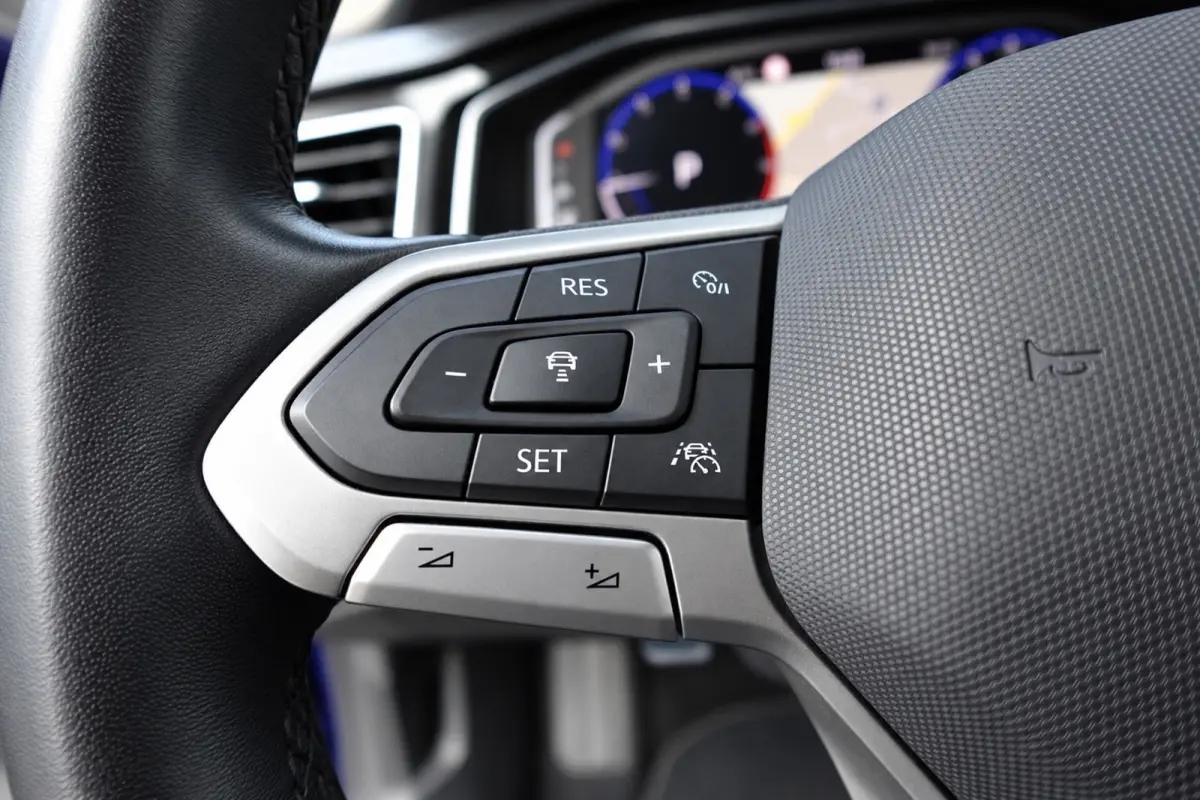 1.0 TSI R-Line Business KEYLESS CARPLAY CAM