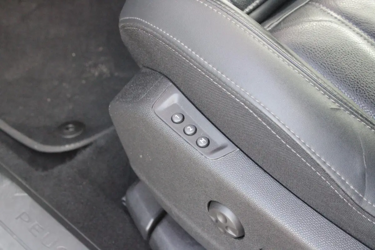 1.2 130PK AUTOMAAT ALLURE | LEDEREN BEKLEDING | TREKHAAK | ELEKTRISCH BEDIENBARE BESTUUDERSSTOEL MET GEHEUGENFUNCTIE | ADAPTIVE CRUISE CONTROL | ELEKTRISCH BEDIENBARE ACHTERKLEP | APPLE CARP