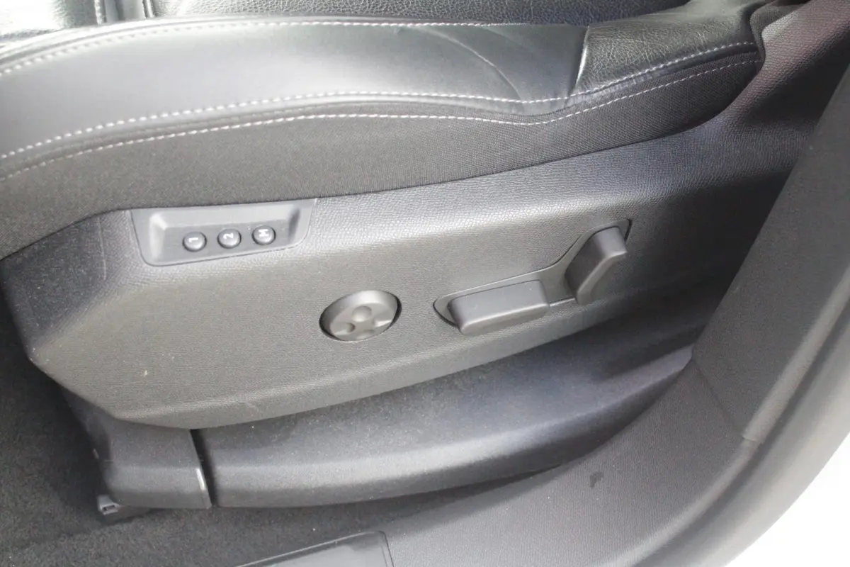 1.2 130PK AUTOMAAT ALLURE | LEDEREN BEKLEDING | TREKHAAK | ELEKTRISCH BEDIENBARE BESTUUDERSSTOEL MET GEHEUGENFUNCTIE | ADAPTIVE CRUISE CONTROL | ELEKTRISCH BEDIENBARE ACHTERKLEP | APPLE CARP