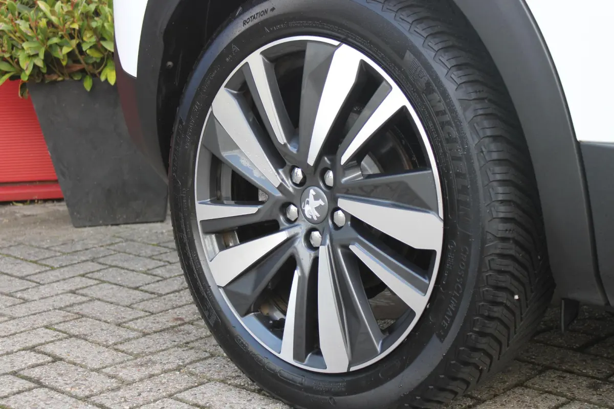 1.2 130PK AUTOMAAT ALLURE | LEDEREN BEKLEDING | TREKHAAK | ELEKTRISCH BEDIENBARE BESTUUDERSSTOEL MET GEHEUGENFUNCTIE | ADAPTIVE CRUISE CONTROL | ELEKTRISCH BEDIENBARE ACHTERKLEP | APPLE CARP