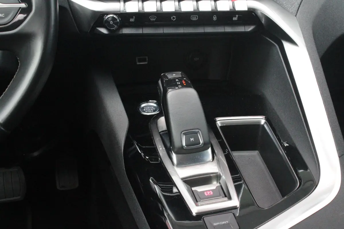 1.2 130PK AUTOMAAT ALLURE | LEDEREN BEKLEDING | TREKHAAK | ELEKTRISCH BEDIENBARE BESTUUDERSSTOEL MET GEHEUGENFUNCTIE | ADAPTIVE CRUISE CONTROL | ELEKTRISCH BEDIENBARE ACHTERKLEP | APPLE CARP