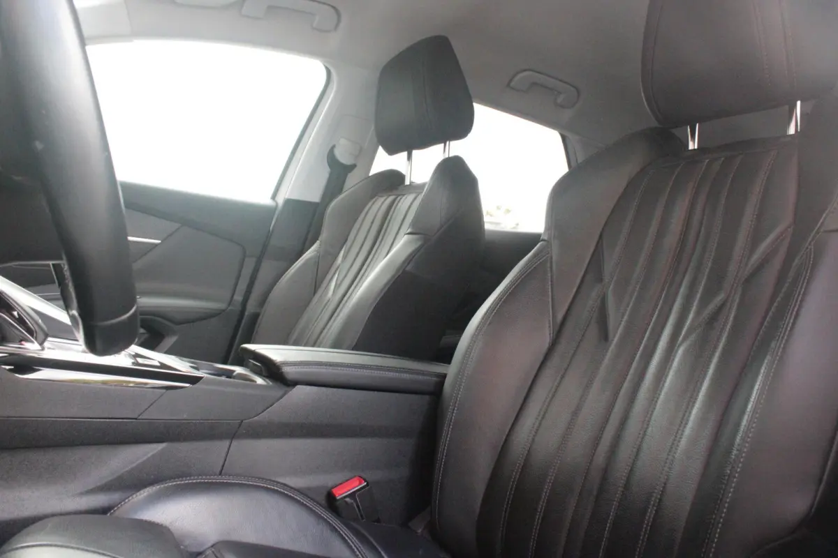 1.2 130PK AUTOMAAT ALLURE | LEDEREN BEKLEDING | TREKHAAK | ELEKTRISCH BEDIENBARE BESTUUDERSSTOEL MET GEHEUGENFUNCTIE | ADAPTIVE CRUISE CONTROL | ELEKTRISCH BEDIENBARE ACHTERKLEP | APPLE CARP