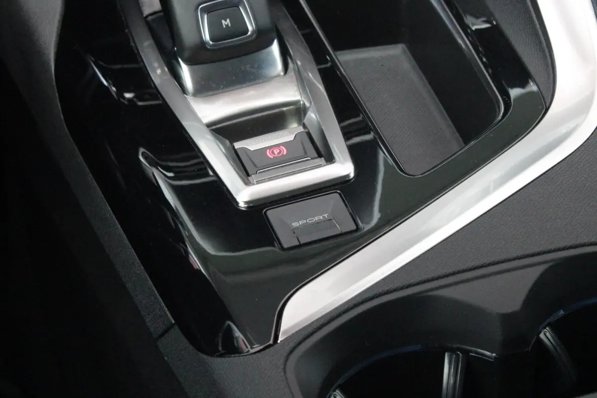 1.2 130PK AUTOMAAT ALLURE | LEDEREN BEKLEDING | TREKHAAK | ELEKTRISCH BEDIENBARE BESTUUDERSSTOEL MET GEHEUGENFUNCTIE | ADAPTIVE CRUISE CONTROL | ELEKTRISCH BEDIENBARE ACHTERKLEP | APPLE CARP