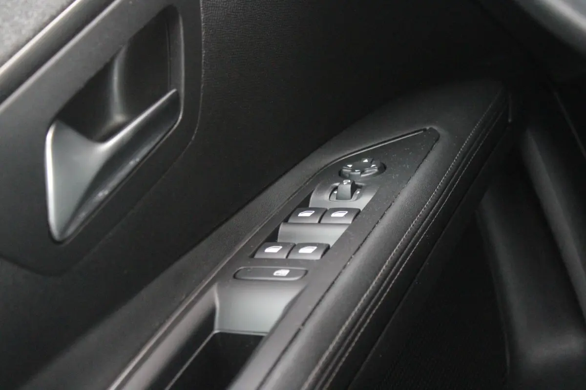 1.2 130PK AUTOMAAT ALLURE | LEDEREN BEKLEDING | TREKHAAK | ELEKTRISCH BEDIENBARE BESTUUDERSSTOEL MET GEHEUGENFUNCTIE | ADAPTIVE CRUISE CONTROL | ELEKTRISCH BEDIENBARE ACHTERKLEP | APPLE CARP
