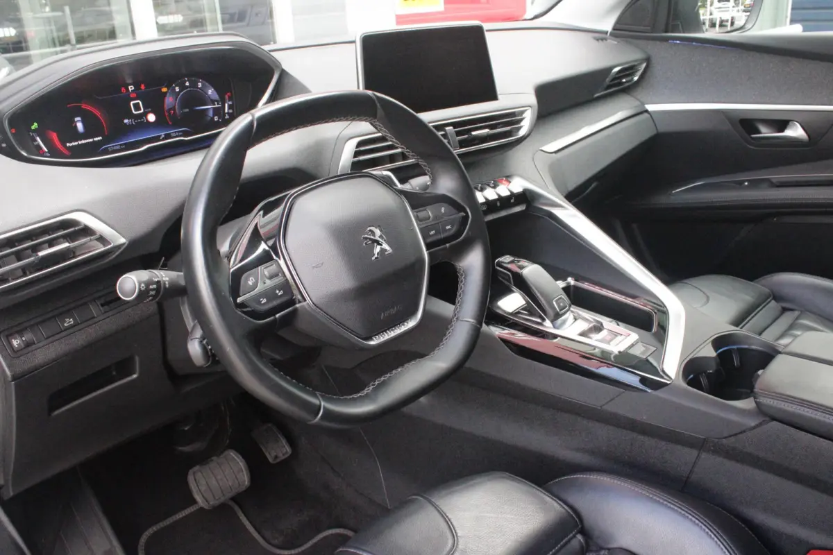 1.2 130PK AUTOMAAT ALLURE | LEDEREN BEKLEDING | TREKHAAK | ELEKTRISCH BEDIENBARE BESTUUDERSSTOEL MET GEHEUGENFUNCTIE | ADAPTIVE CRUISE CONTROL | ELEKTRISCH BEDIENBARE ACHTERKLEP | APPLE CARP
