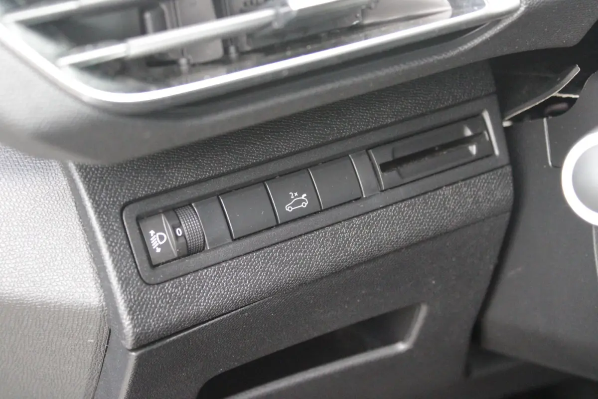 1.2 130PK AUTOMAAT ALLURE | LEDEREN BEKLEDING | TREKHAAK | ELEKTRISCH BEDIENBARE BESTUUDERSSTOEL MET GEHEUGENFUNCTIE | ADAPTIVE CRUISE CONTROL | ELEKTRISCH BEDIENBARE ACHTERKLEP | APPLE CARP