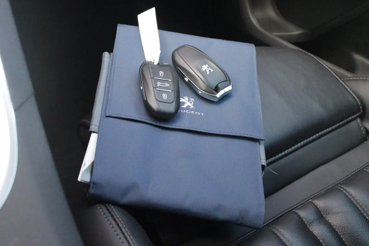 1.2 130PK AUTOMAAT ALLURE | LEDEREN BEKLEDING | TREKHAAK | ELEKTRISCH BEDIENBARE BESTUUDERSSTOEL MET GEHEUGENFUNCTIE | ADAPTIVE CRUISE CONTROL | ELEKTRISCH BEDIENBARE ACHTERKLEP | APPLE CARP