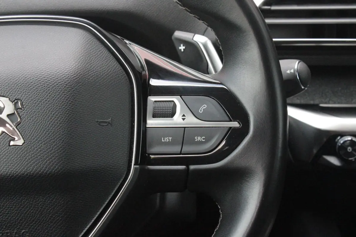 1.2 130PK AUTOMAAT ALLURE | LEDEREN BEKLEDING | TREKHAAK | ELEKTRISCH BEDIENBARE BESTUUDERSSTOEL MET GEHEUGENFUNCTIE | ADAPTIVE CRUISE CONTROL | ELEKTRISCH BEDIENBARE ACHTERKLEP | APPLE CARP