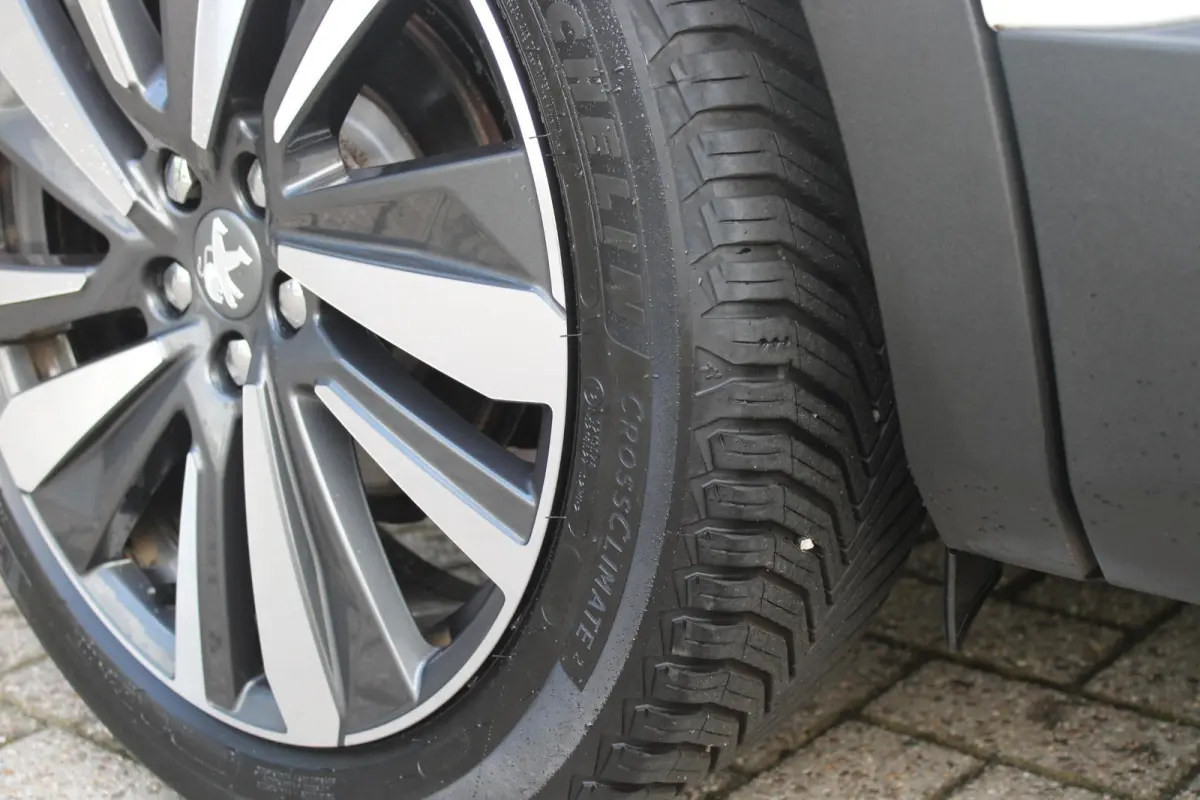 1.2 130PK AUTOMAAT ALLURE | LEDEREN BEKLEDING | TREKHAAK | ELEKTRISCH BEDIENBARE BESTUUDERSSTOEL MET GEHEUGENFUNCTIE | ADAPTIVE CRUISE CONTROL | ELEKTRISCH BEDIENBARE ACHTERKLEP | APPLE CARP