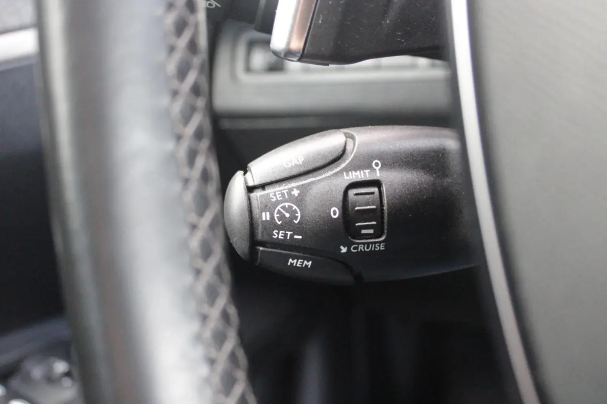 1.2 130PK AUTOMAAT ALLURE | LEDEREN BEKLEDING | TREKHAAK | ELEKTRISCH BEDIENBARE BESTUUDERSSTOEL MET GEHEUGENFUNCTIE | ADAPTIVE CRUISE CONTROL | ELEKTRISCH BEDIENBARE ACHTERKLEP | APPLE CARP
