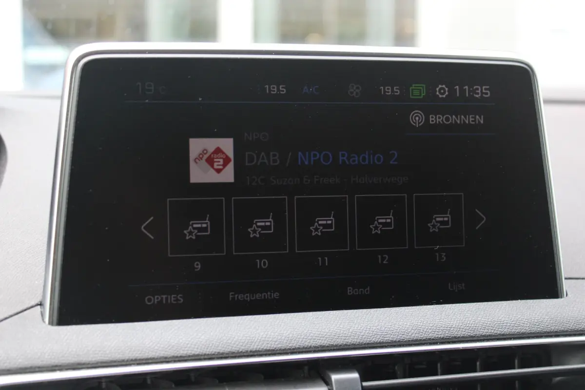 1.2 130PK AUTOMAAT ALLURE | LEDEREN BEKLEDING | TREKHAAK | ELEKTRISCH BEDIENBARE BESTUUDERSSTOEL MET GEHEUGENFUNCTIE | ADAPTIVE CRUISE CONTROL | ELEKTRISCH BEDIENBARE ACHTERKLEP | APPLE CARP