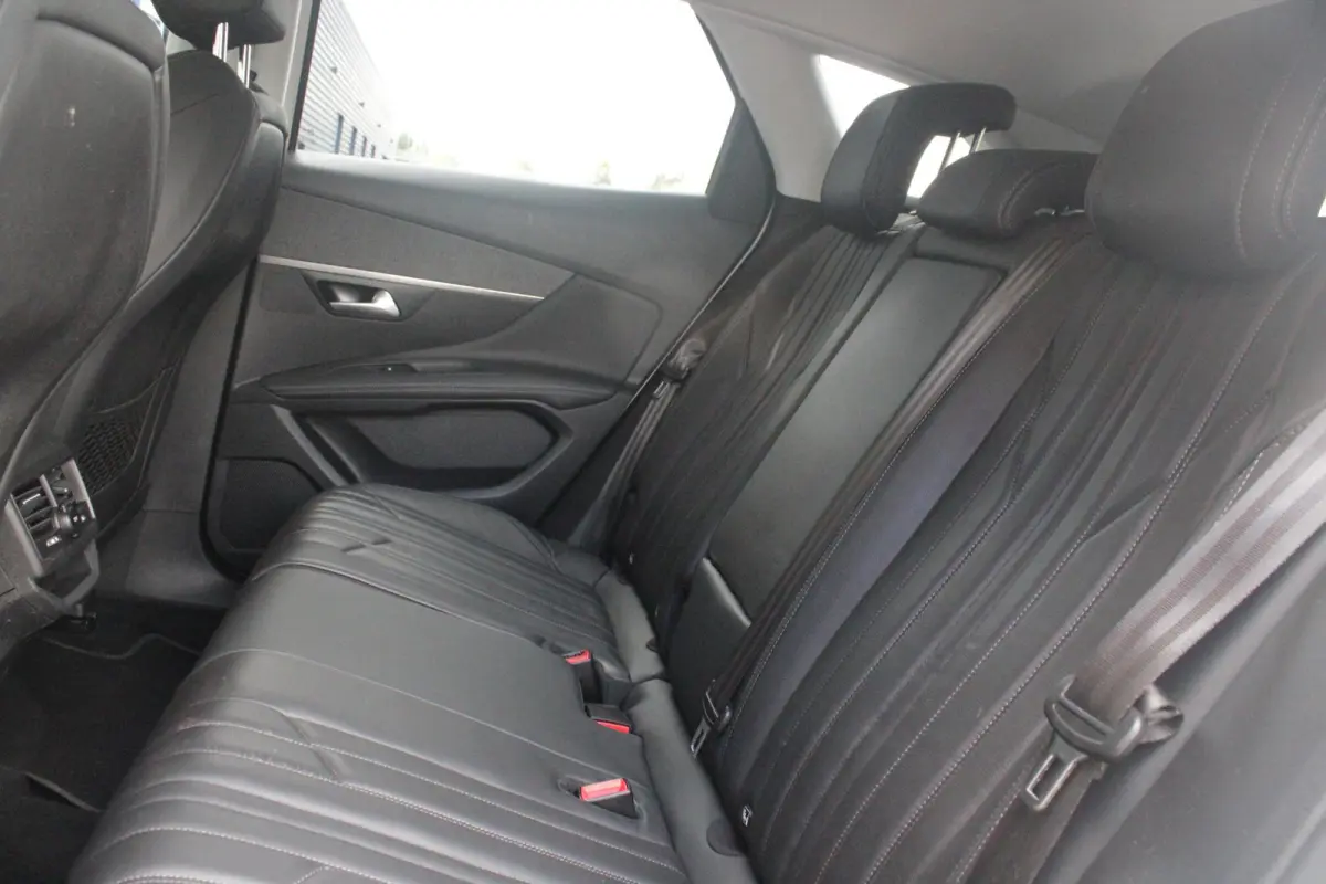 1.2 130PK AUTOMAAT ALLURE | LEDEREN BEKLEDING | TREKHAAK | ELEKTRISCH BEDIENBARE BESTUUDERSSTOEL MET GEHEUGENFUNCTIE | ADAPTIVE CRUISE CONTROL | ELEKTRISCH BEDIENBARE ACHTERKLEP | APPLE CARP