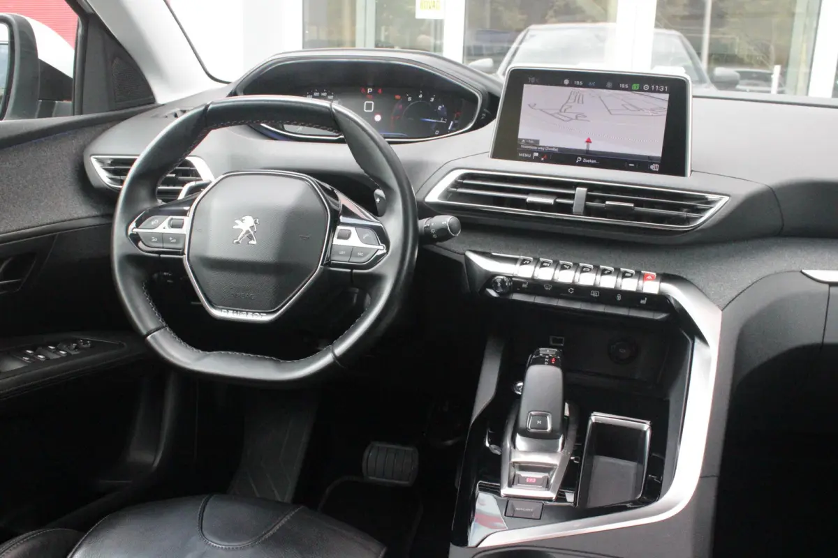 1.2 130PK AUTOMAAT ALLURE | LEDEREN BEKLEDING | TREKHAAK | ELEKTRISCH BEDIENBARE BESTUUDERSSTOEL MET GEHEUGENFUNCTIE | ADAPTIVE CRUISE CONTROL | ELEKTRISCH BEDIENBARE ACHTERKLEP | APPLE CARP