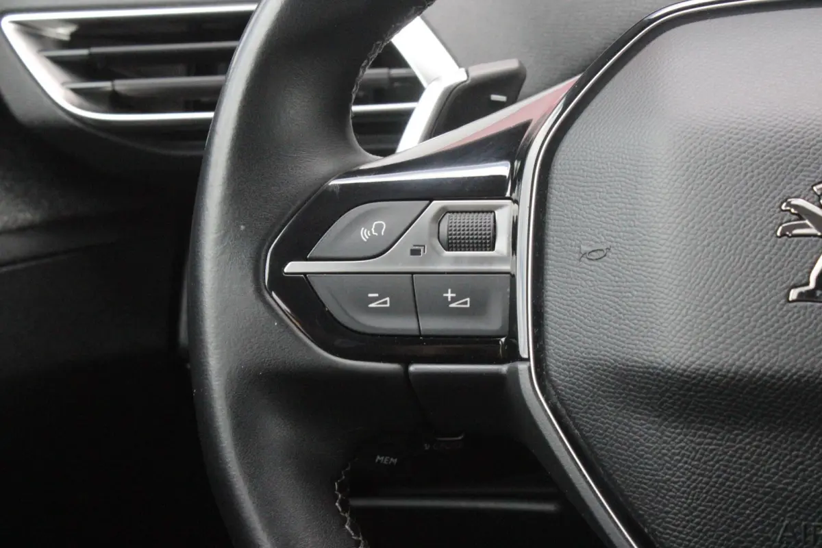 1.2 130PK AUTOMAAT ALLURE | LEDEREN BEKLEDING | TREKHAAK | ELEKTRISCH BEDIENBARE BESTUUDERSSTOEL MET GEHEUGENFUNCTIE | ADAPTIVE CRUISE CONTROL | ELEKTRISCH BEDIENBARE ACHTERKLEP | APPLE CARP