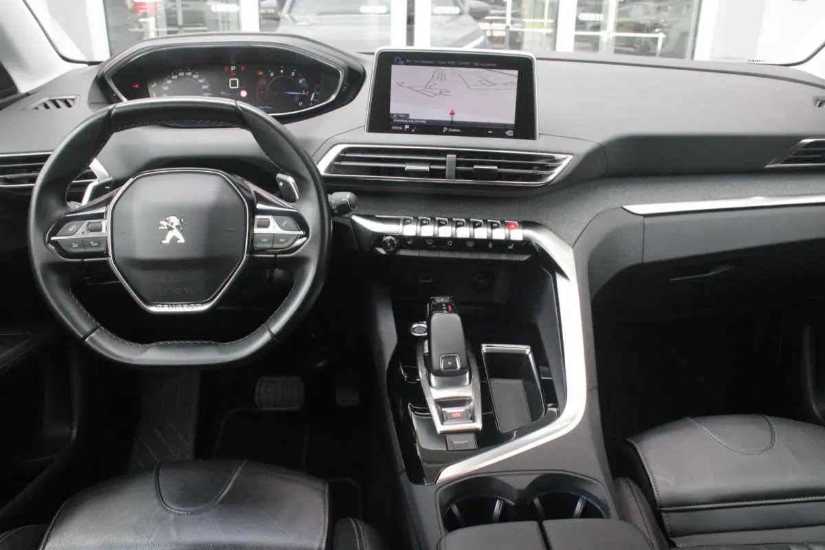 1.2 130PK AUTOMAAT ALLURE | LEDEREN BEKLEDING | TREKHAAK | ELEKTRISCH BEDIENBARE BESTUUDERSSTOEL MET GEHEUGENFUNCTIE | ADAPTIVE CRUISE CONTROL | ELEKTRISCH BEDIENBARE ACHTERKLEP | APPLE CARP