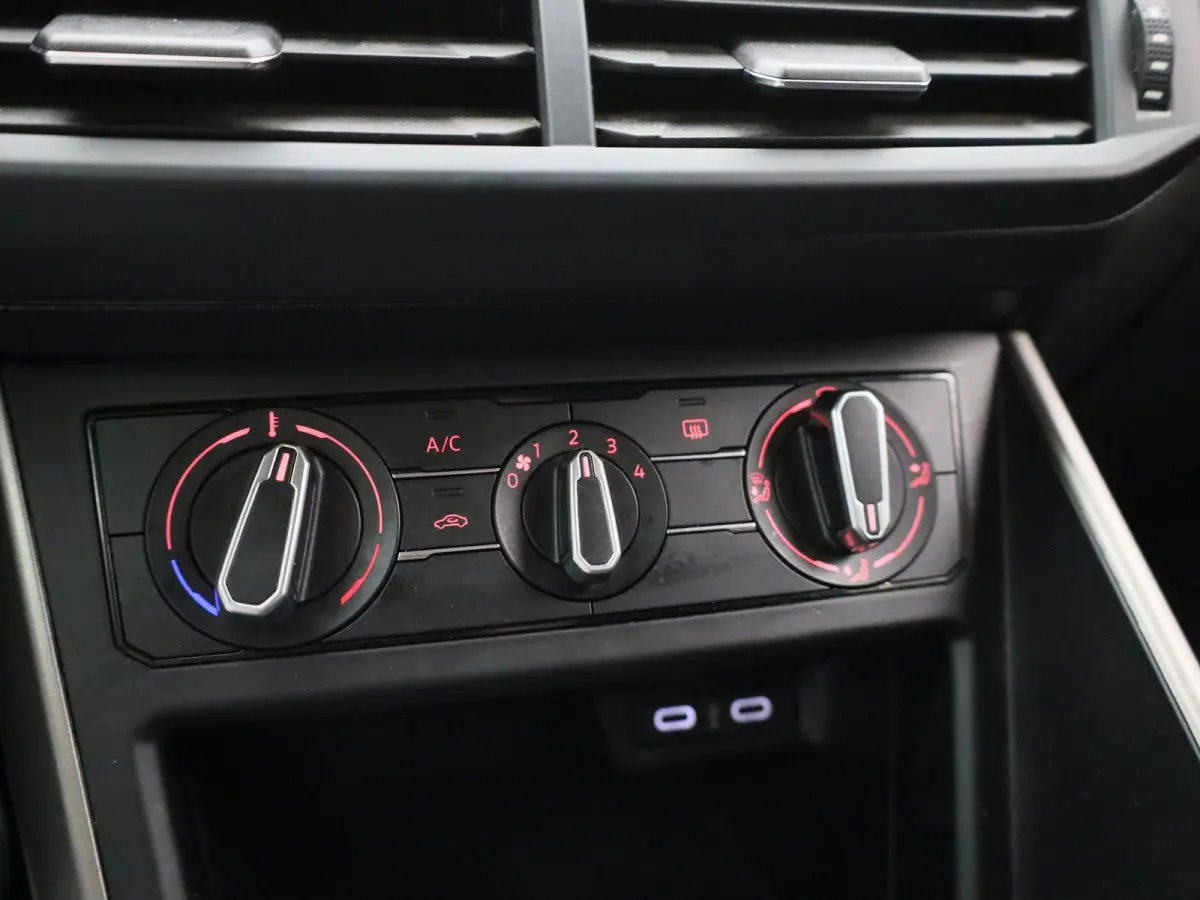 1.0 TSI R-Line Edition | Automaat | Apple Carplay / Android Auto | Achteruitrijcamera | Parkeersensoren | Lichtmetalen Velgen |