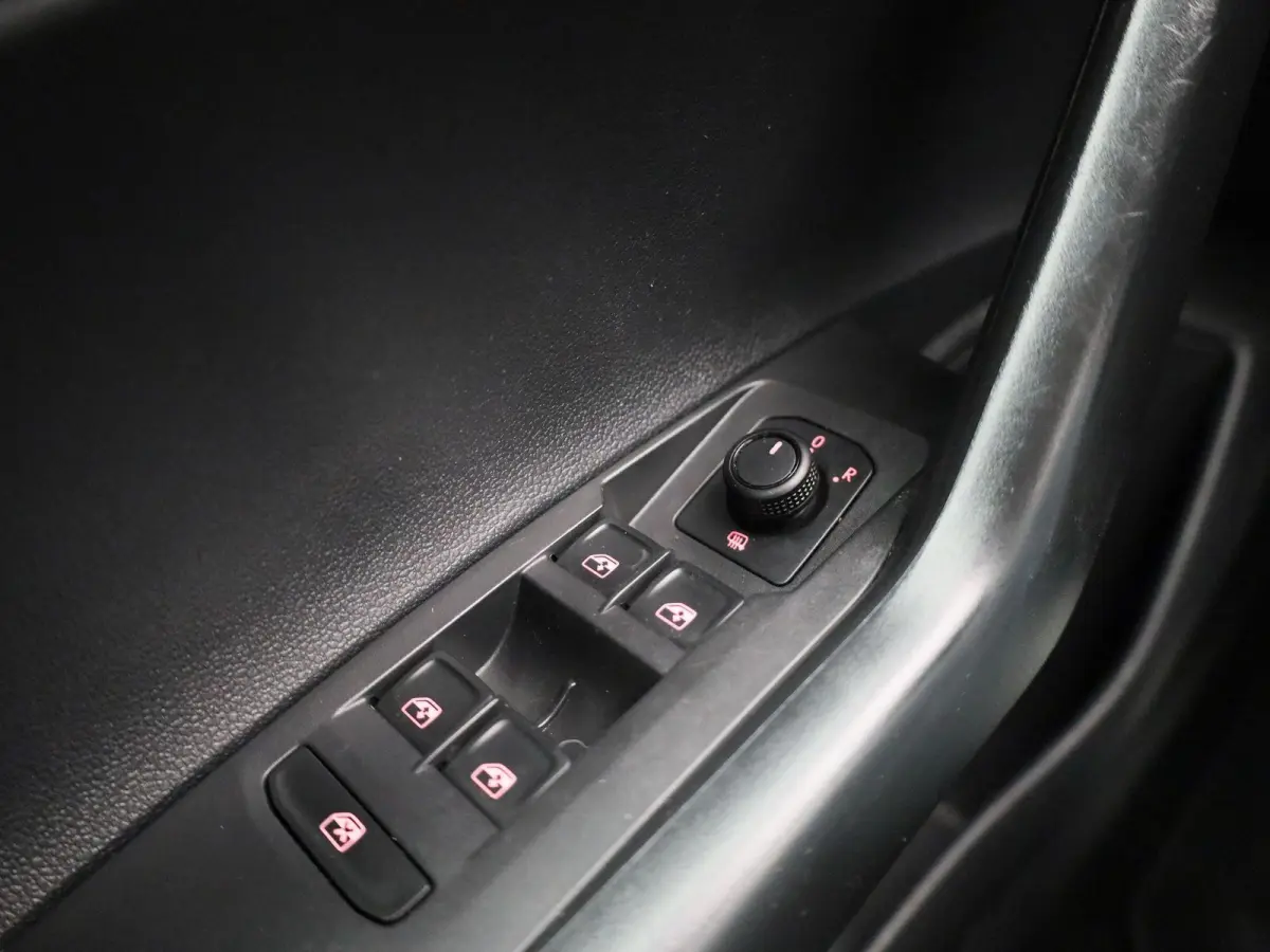 1.0 TSI R-Line Edition | Automaat | Apple Carplay / Android Auto | Achteruitrijcamera | Parkeersensoren | Lichtmetalen Velgen |