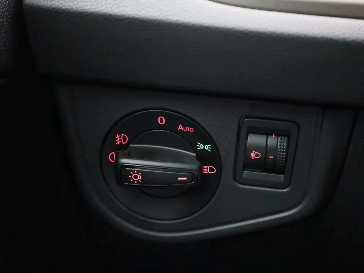 1.0 TSI R-Line Edition | Automaat | Apple Carplay / Android Auto | Achteruitrijcamera | Parkeersensoren | Lichtmetalen Velgen |