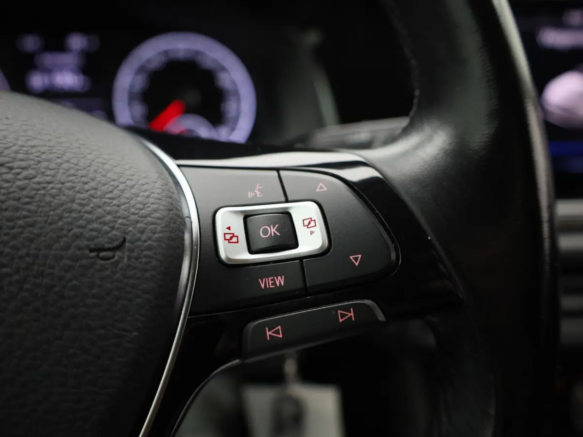 1.0 TSI R-Line Edition | Automaat | Apple Carplay / Android Auto | Achteruitrijcamera | Parkeersensoren | Lichtmetalen Velgen |