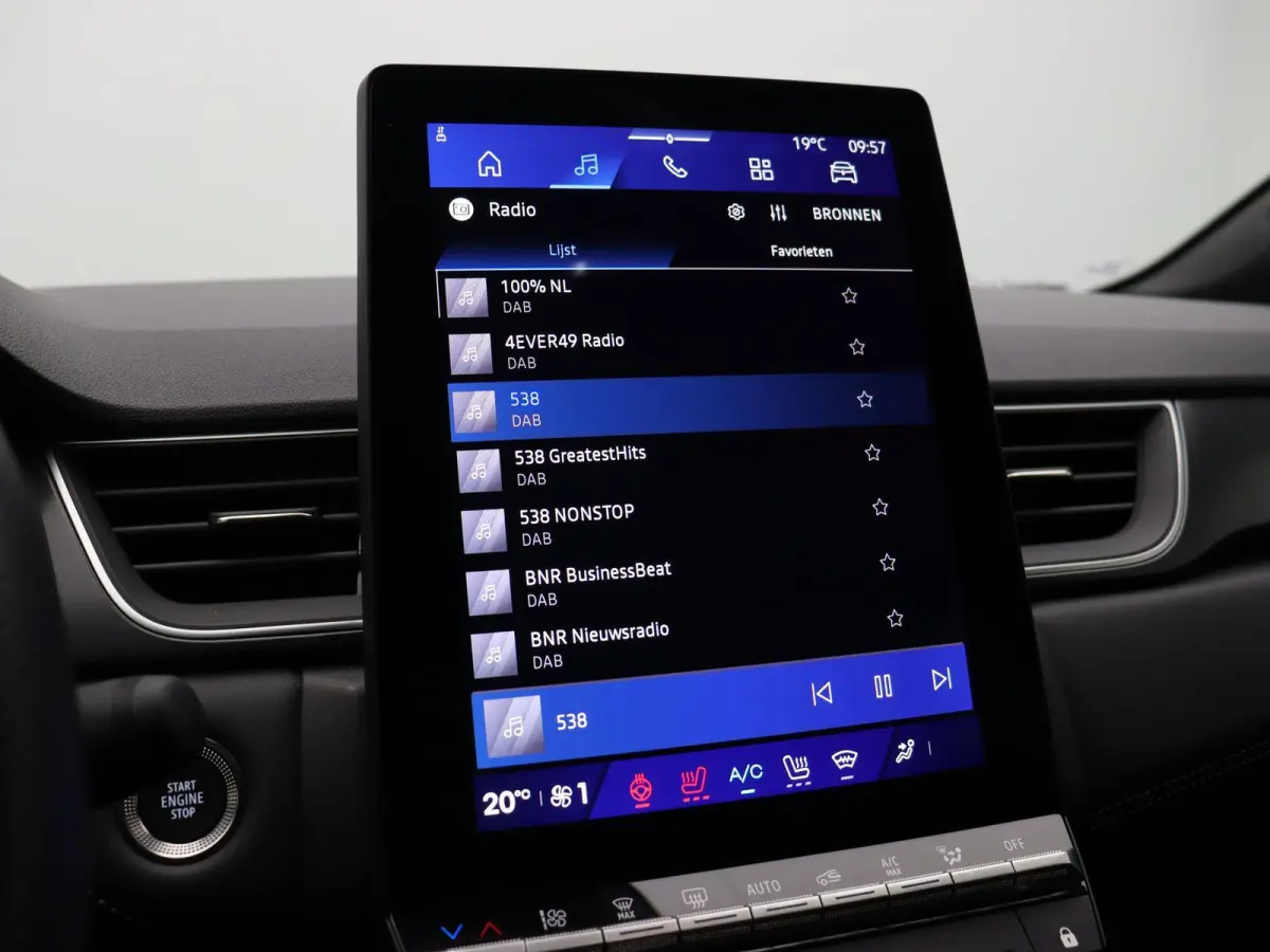 1.8 E-Tech full hybrid 160 iconic | Elektrisch verstelbare voorstoelen | Verwarmbare voorstoelen | Elektrisch bedienbare achterklep | Google Maps navigatiesysteem |