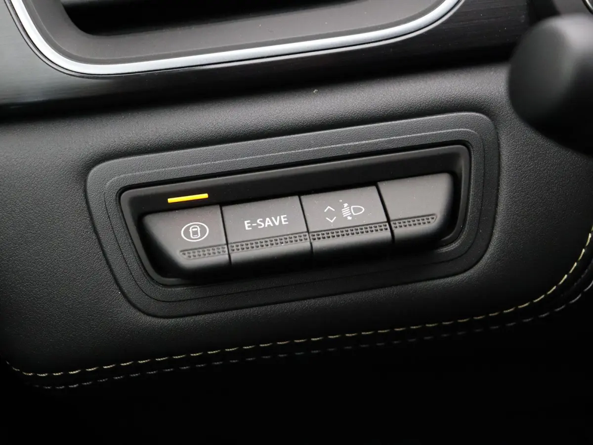 1.8 E-Tech full hybrid 160 iconic | Elektrisch verstelbare voorstoelen | Verwarmbare voorstoelen | Elektrisch bedienbare achterklep | Google Maps navigatiesysteem |