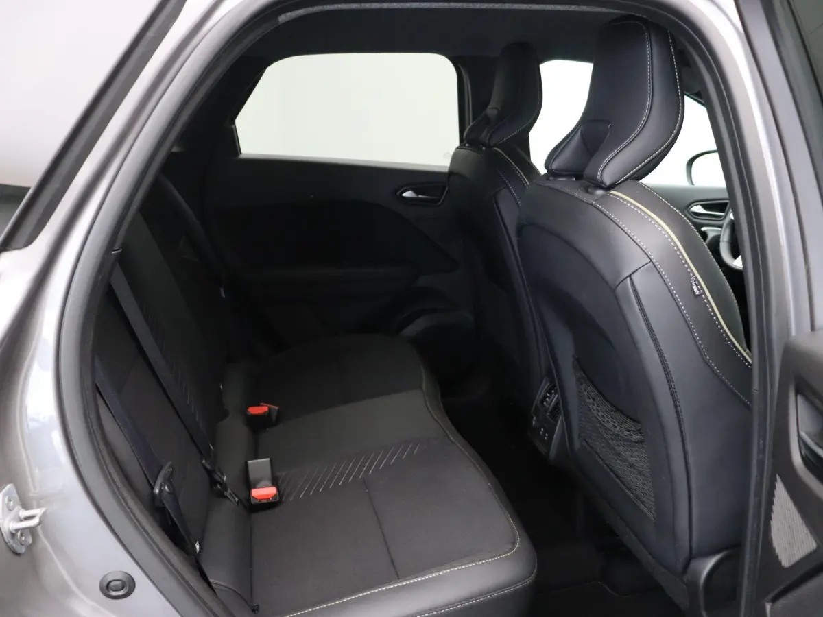 1.8 E-Tech full hybrid 160 iconic | Elektrisch verstelbare voorstoelen | Verwarmbare voorstoelen | Elektrisch bedienbare achterklep | Google Maps navigatiesysteem |