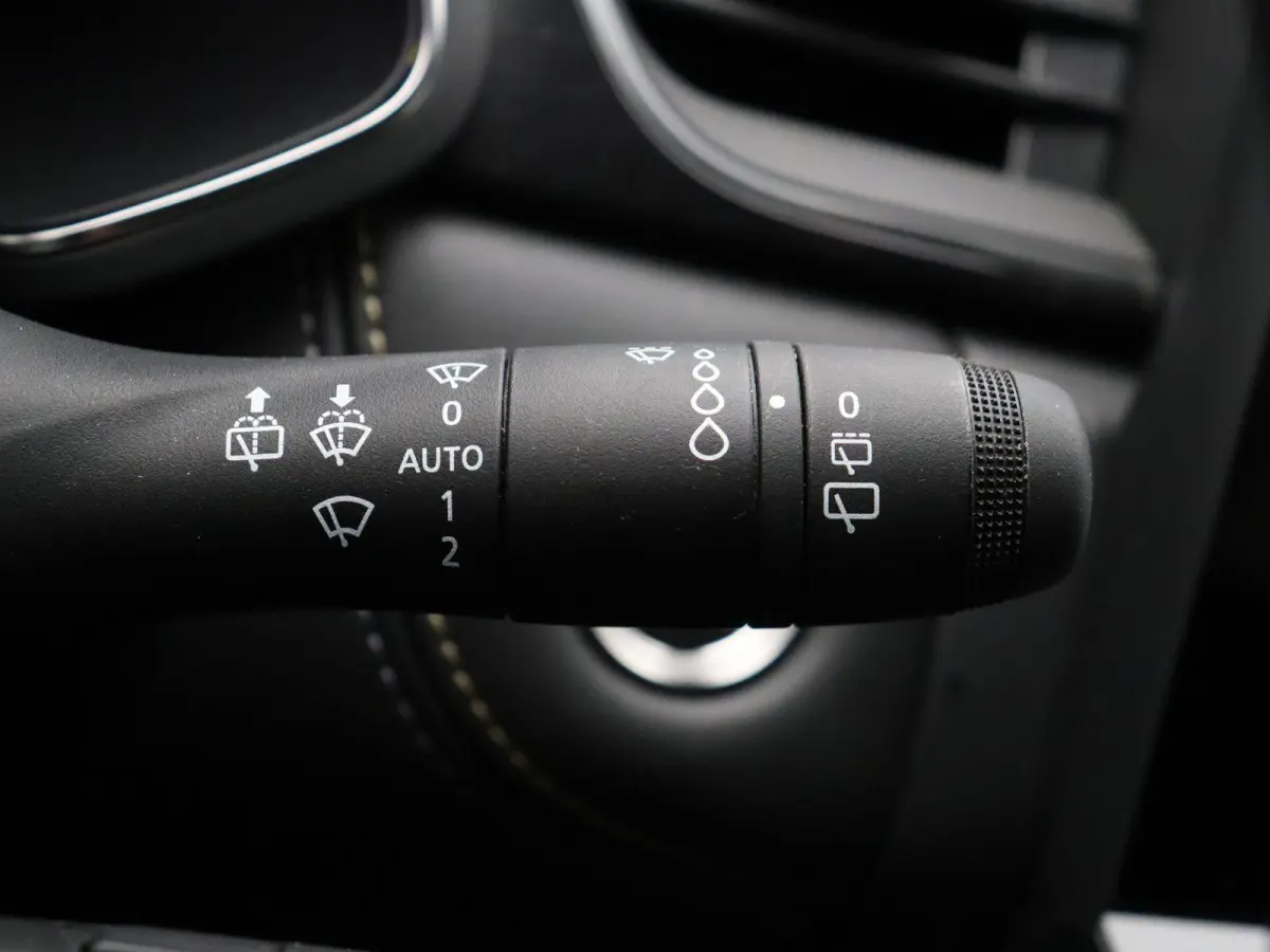 1.8 E-Tech full hybrid 160 iconic | Elektrisch verstelbare voorstoelen | Verwarmbare voorstoelen | Elektrisch bedienbare achterklep | Google Maps navigatiesysteem |
