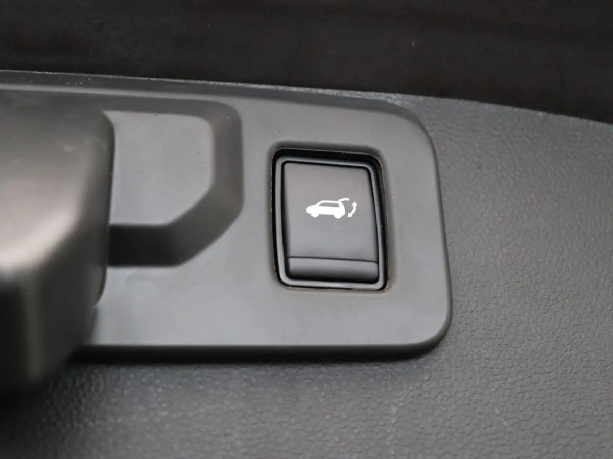 1.8 E-Tech full hybrid 160 iconic | Elektrisch verstelbare voorstoelen | Verwarmbare voorstoelen | Elektrisch bedienbare achterklep | Google Maps navigatiesysteem |