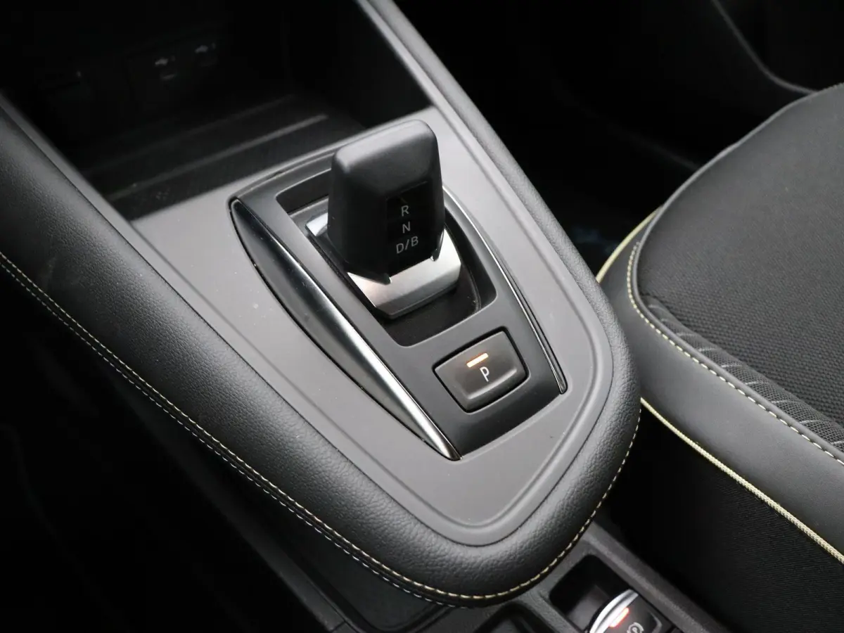 1.8 E-Tech full hybrid 160 iconic | Elektrisch verstelbare voorstoelen | Verwarmbare voorstoelen | Elektrisch bedienbare achterklep | Google Maps navigatiesysteem |