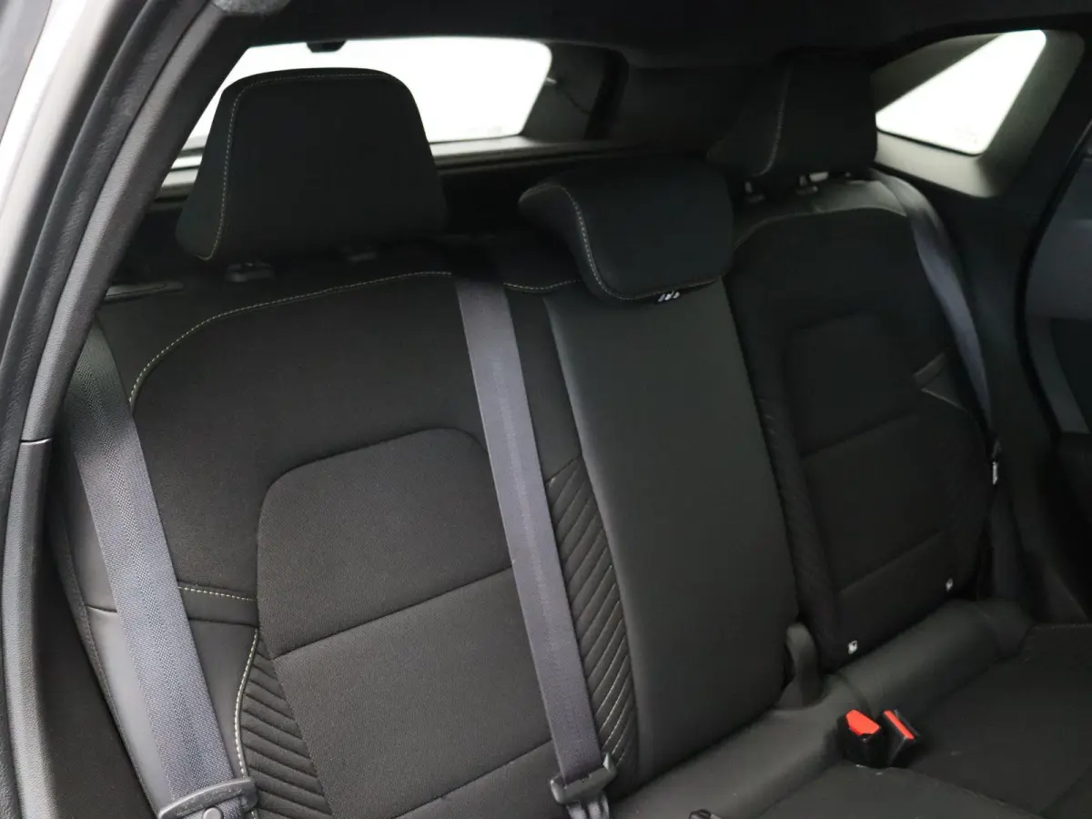 1.8 E-Tech full hybrid 160 iconic | Elektrisch verstelbare voorstoelen | Verwarmbare voorstoelen | Elektrisch bedienbare achterklep | Google Maps navigatiesysteem |