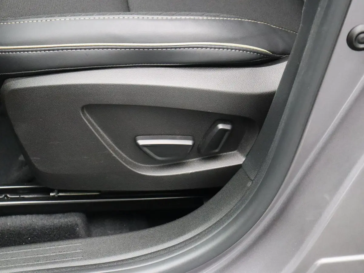 1.8 E-Tech full hybrid 160 iconic | Elektrisch verstelbare voorstoelen | Verwarmbare voorstoelen | Elektrisch bedienbare achterklep | Google Maps navigatiesysteem |