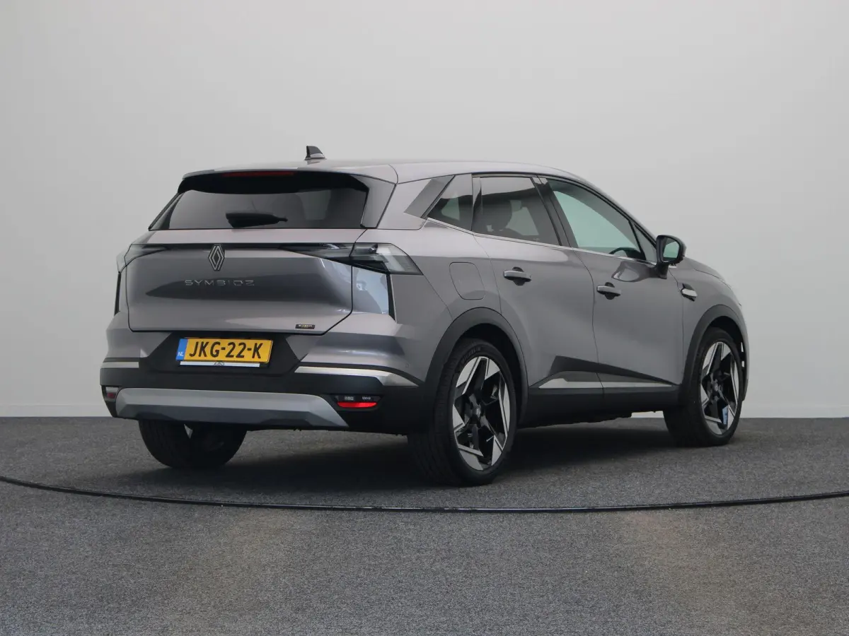 1.8 E-Tech full hybrid 160 iconic | Elektrisch verstelbare voorstoelen | Verwarmbare voorstoelen | Elektrisch bedienbare achterklep | Google Maps navigatiesysteem |