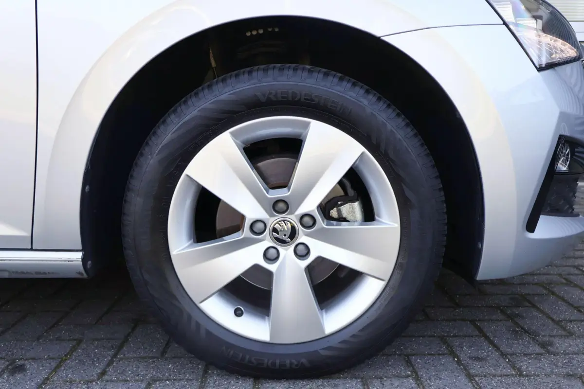 1.0 TSI 110pk Ambition | Navigatie | Parkeersensoren Achter | Cruise Control | Apple CarPlay/ Android Auto | Airco Automatische