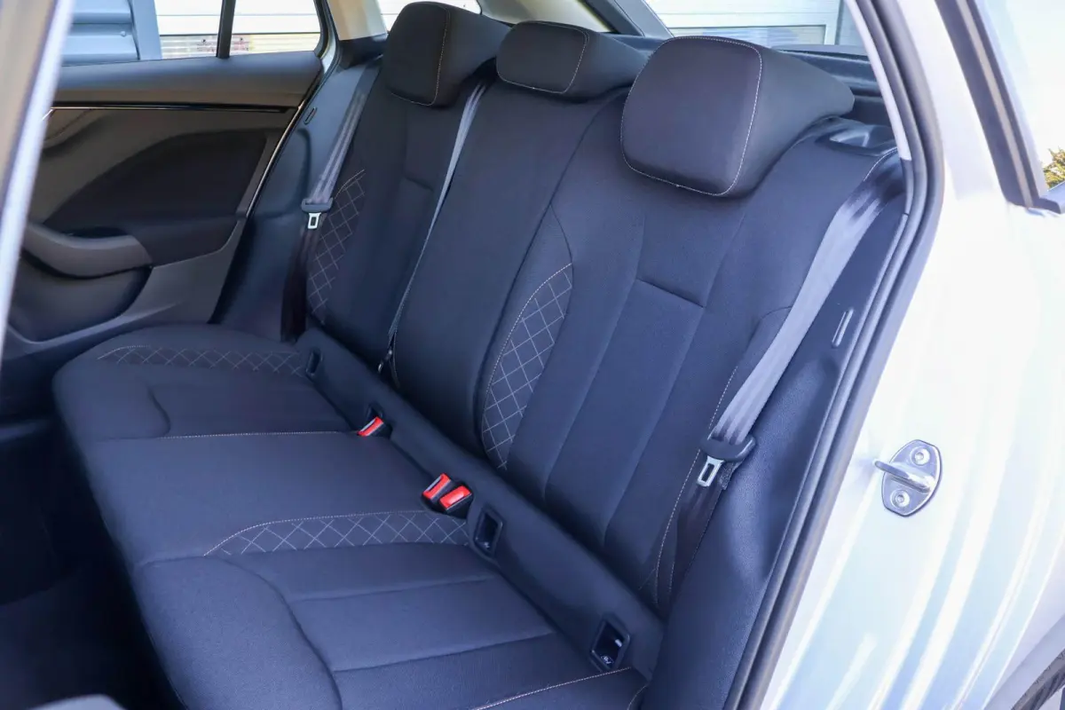 1.0 TSI 110pk Ambition | Navigatie | Parkeersensoren Achter | Cruise Control | Apple CarPlay/ Android Auto | Airco Automatische