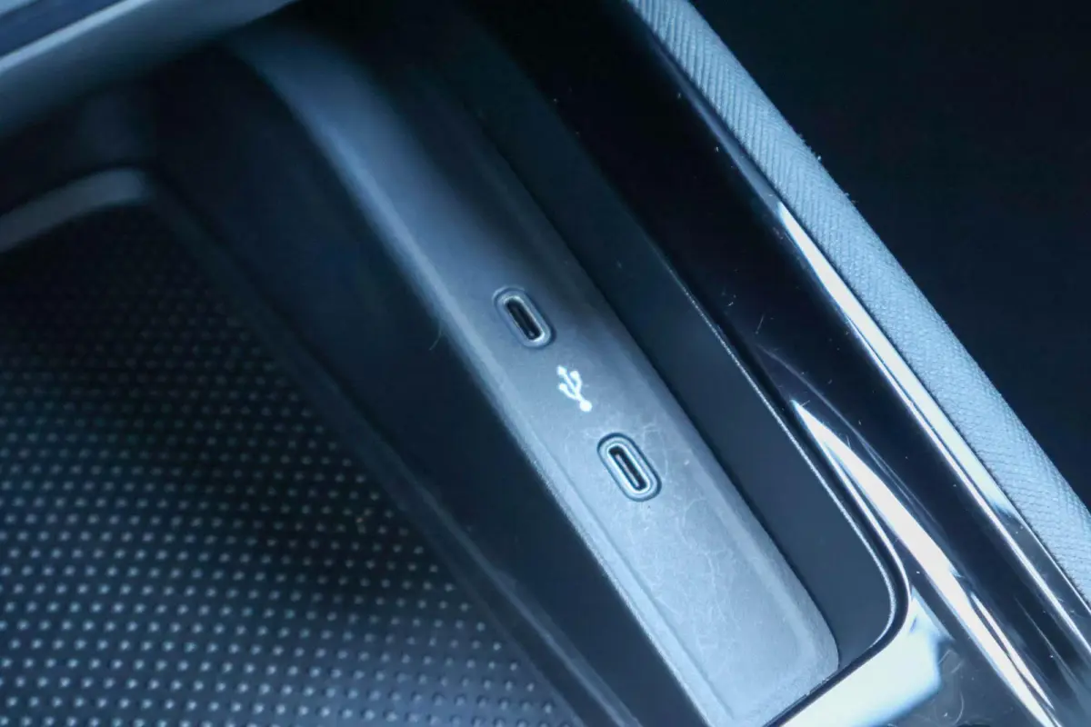 1.0 TSI 110pk Ambition | Navigatie | Parkeersensoren Achter | Cruise Control | Apple CarPlay/ Android Auto | Airco Automatische