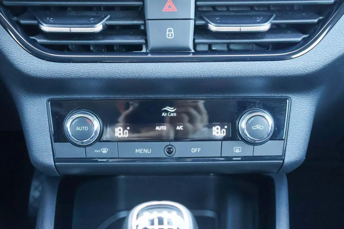 1.0 TSI 110pk Ambition | Navigatie | Parkeersensoren Achter | Cruise Control | Apple CarPlay/ Android Auto | Airco Automatische