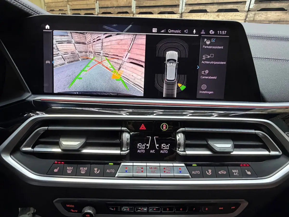 XDrive45e High Executive, Pano, 20"LM, Adptieve Cruise, HuD, Harman Kardon, Luchtvering, Stoel-Stuur en Achterbank verw.
