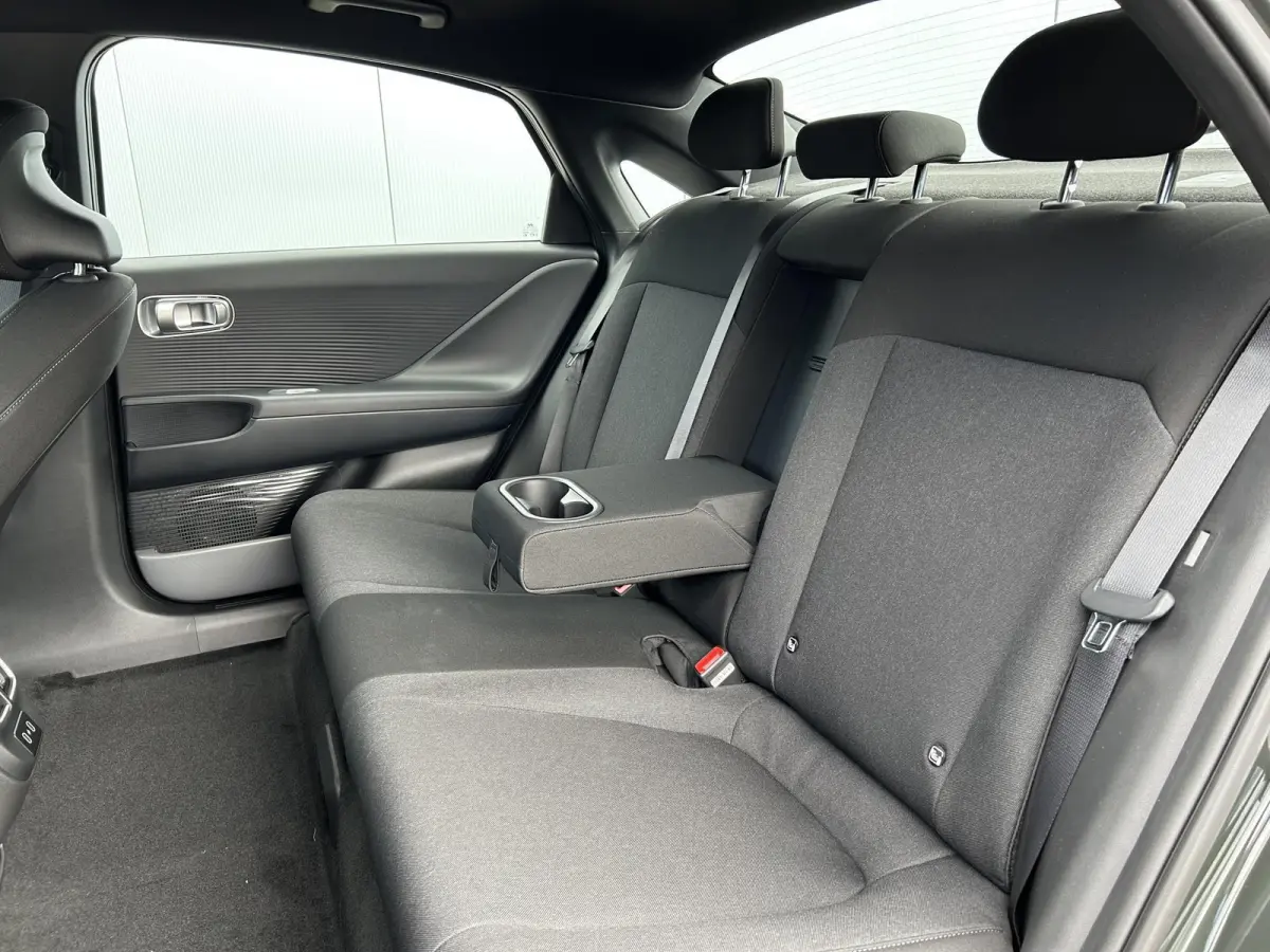 Style 53 kWh | €13.500,- koring !! | 18-inch lichtmetalen velgen | Abyss Black Pearl | Achteruitrijcamera