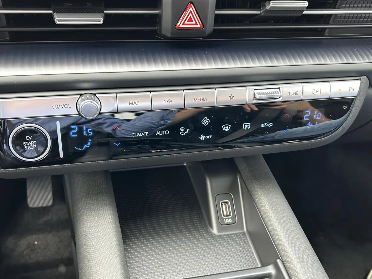 Style 53 kWh | €13.500,- koring !! | 18-inch lichtmetalen velgen | Abyss Black Pearl | Achteruitrijcamera